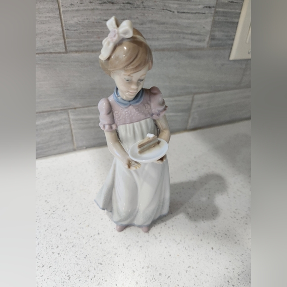 Vintage Lladro Happy Birthday Girl Figurine - Picture 2 of 5